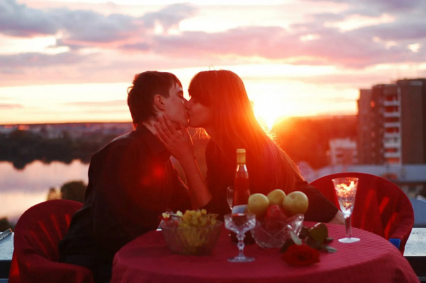 Романтическое свидание на крыше в Липецке. Ultra Подарки. Купить романтическое свидание на крыше в Липецке. Подарите самым близким незабываемые моменты и почувствуйте друг друга ещё ближе. Сервис UltraPodarki.ru 8 800 505 95 30. Романтическое свидание на крышев Липецке, свидание на крышев Липецке, свидание, сертификат на свидание на крыше, сертификат на свидание в Липецке, купить свидание на крыше, купить свидание Липецк