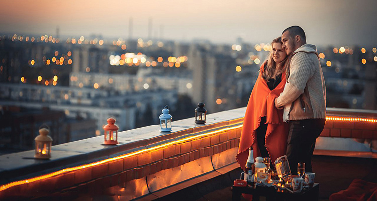 Романтическое свидание на крыше в Липецке. Ultra Подарки. Купить романтическое свидание на крыше в Липецке. Подарите самым близким незабываемые моменты и почувствуйте друг друга ещё ближе. Сервис UltraPodarki.ru 8 800 505 95 30. Романтическое свидание на крышев Липецке, свидание на крышев Липецке, свидание, сертификат на свидание на крыше, сертификат на свидание в Липецке, купить свидание на крыше, купить свидание Липецк