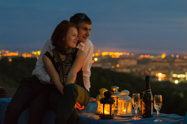 Романтическое свидание на крыше в Липецке. Ultra Подарки. Купить романтическое свидание на крыше в Липецке. Подарите самым близким незабываемые моменты и почувствуйте друг друга ещё ближе. Сервис UltraPodarki.ru 8 800 505 95 30. Романтическое свидание на крышев Липецке, свидание на крышев Липецке, свидание, сертификат на свидание на крыше, сертификат на свидание в Липецке, купить свидание на крыше, купить свидание Липецк